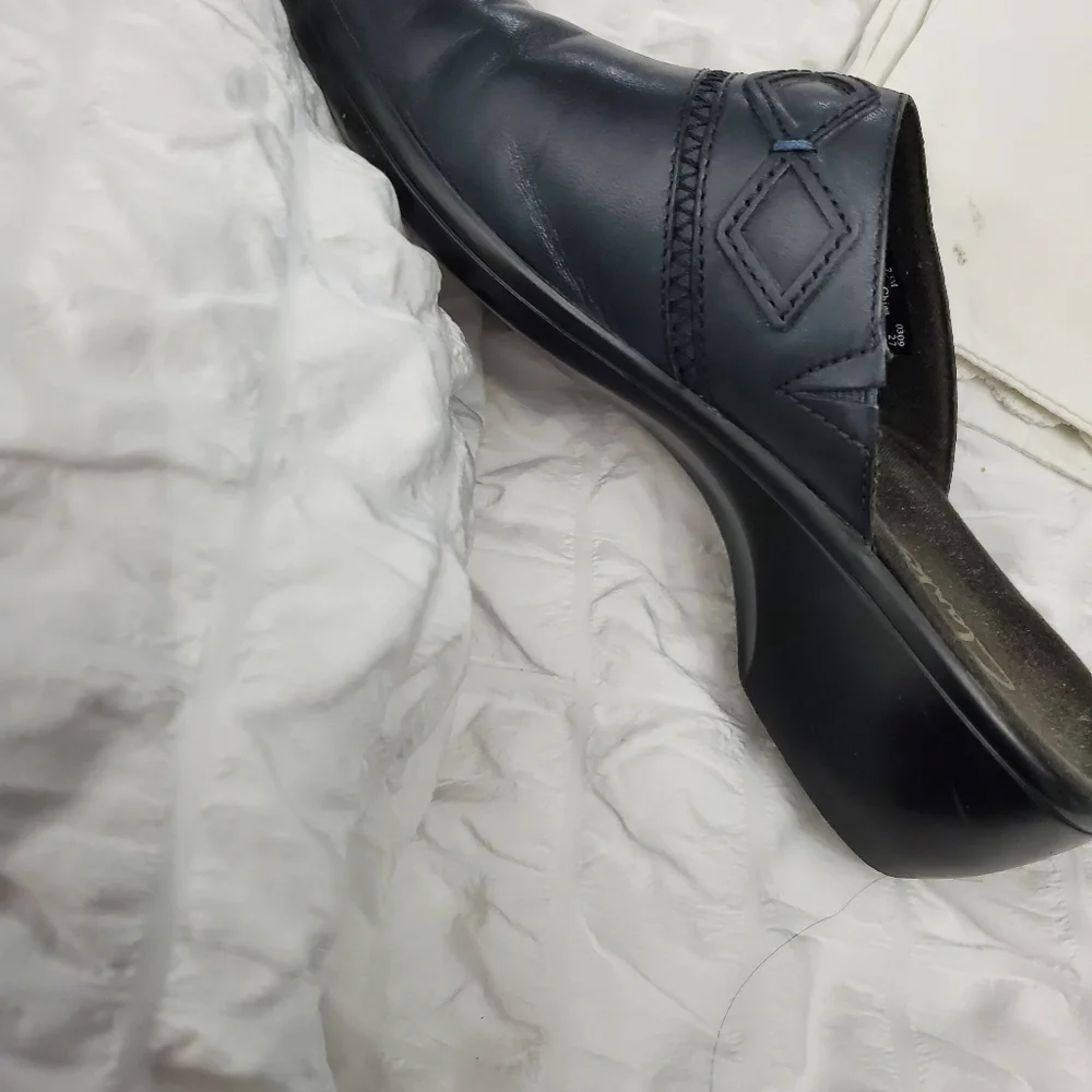 Ladies Clarks Dark Navy Leather Slip-On Clogs. Sz 7.5